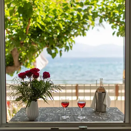 Moukas Seaside Romantico Апартаменты *
